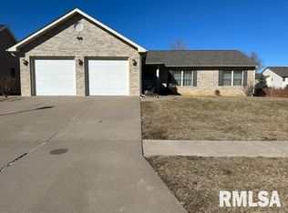 1330 W 61st St, Davenport, IA 52806