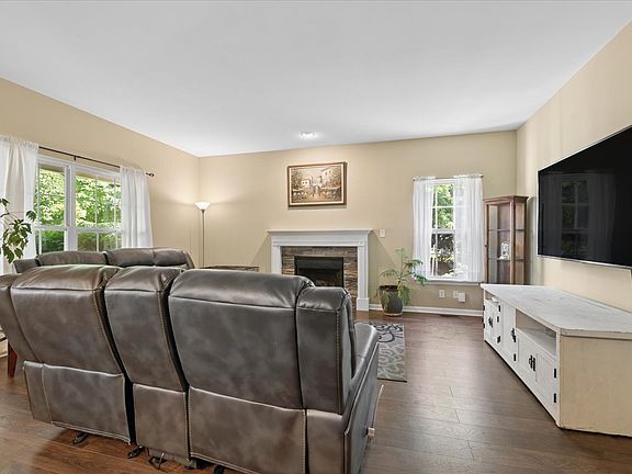 3rd image of 546 Clayton Cir #546
