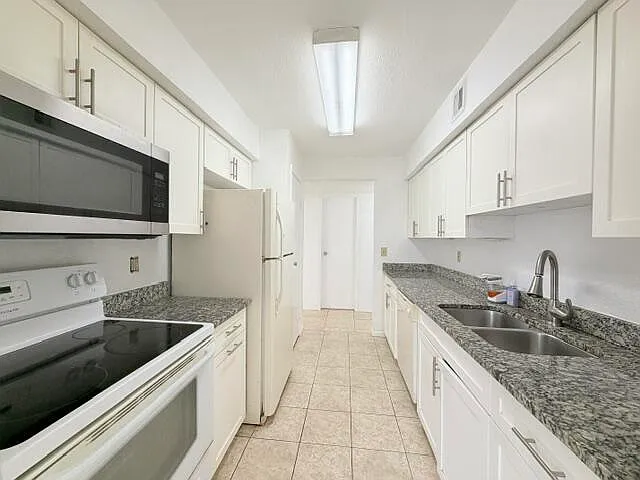 899 W Riverside Dr #611 — Photo 5