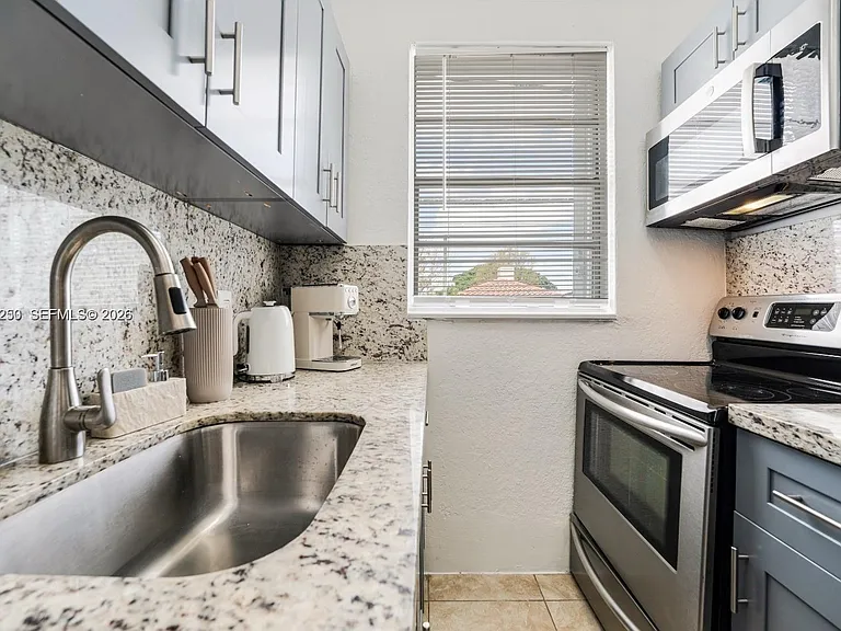 301 SW 10th Ave #2 — Photo 5