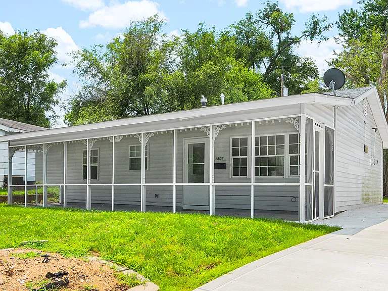 1503 Augusta St — Photo 16