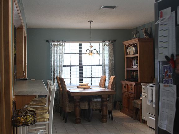 Breakfast/dining area