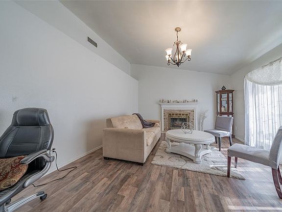 3rd image of 1542 Chapman St