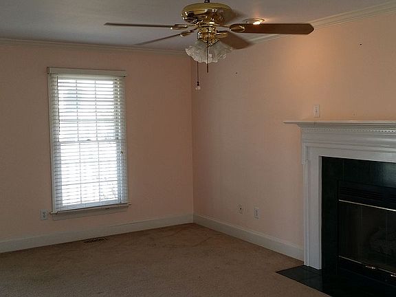 3rd image of 204 Pin Oak Ct