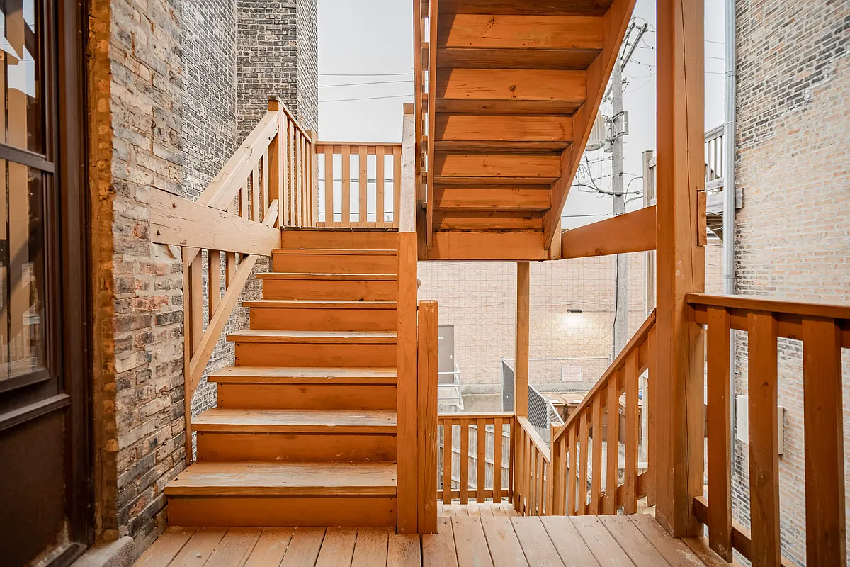 Unit S2 (709 Barry) - 709-713 W Barry