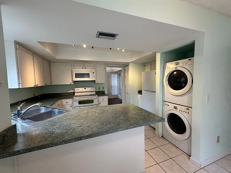 13 Surrey Ct — Photo 9