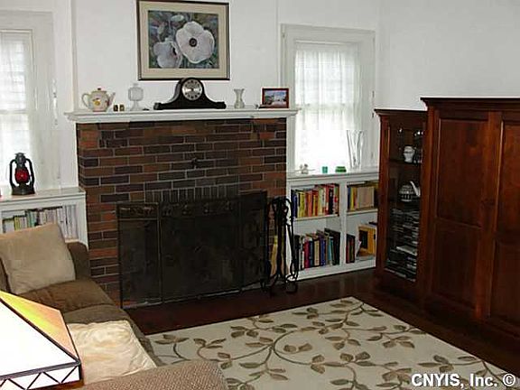4th image of 220 Scott Ave