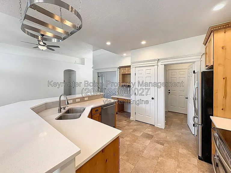 650 E Whitney Ct — Photo 4