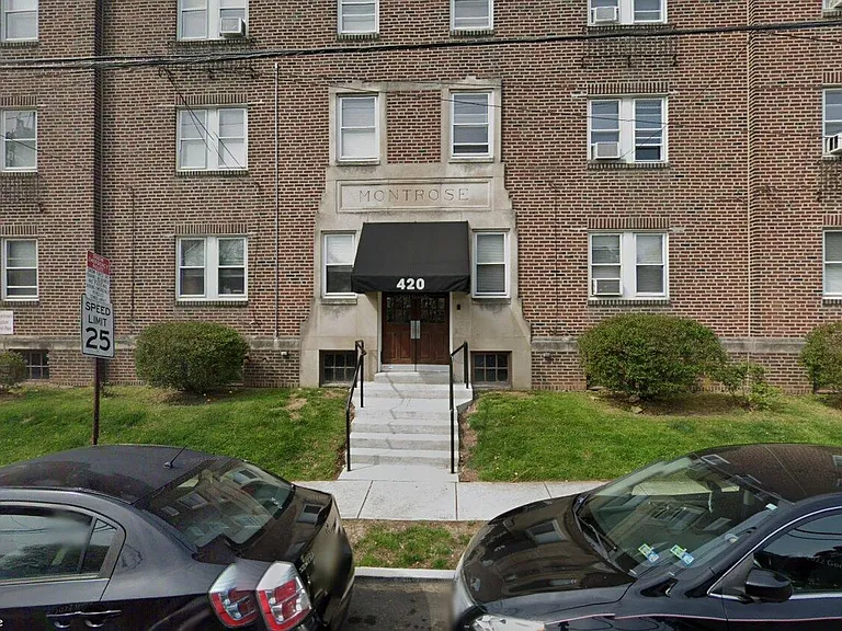 Montrose Apartments — Photo 1