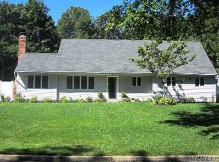 16 Pheasant Valley Dr, Coram, NY 11727