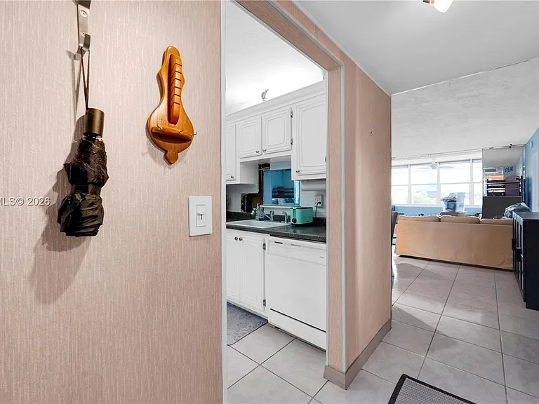 2861 Somerset Dr #301 — Photo 12
