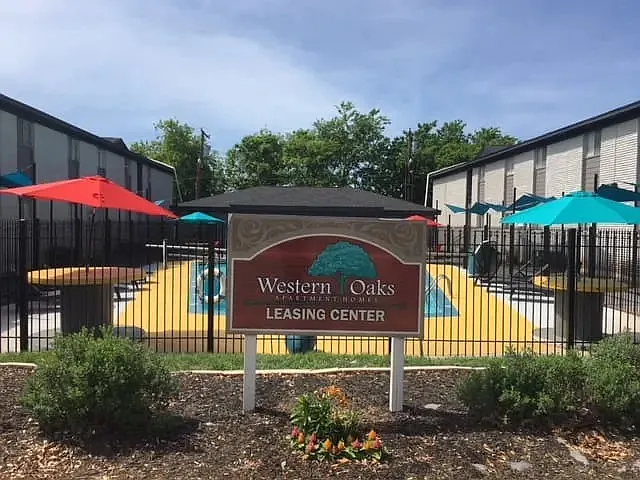 Western Oaks Apartments — Photo 1