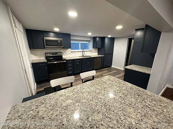 3rd image of 611 Chestnut St