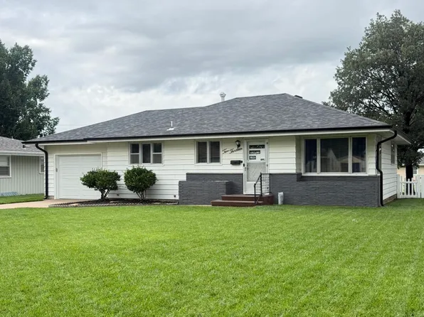 213 E 17th St, Larned, KS 67550