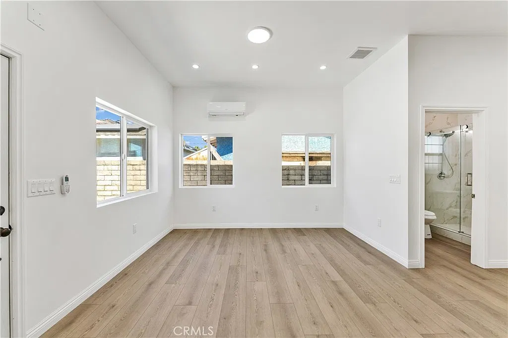 656 E I St — Photo 3