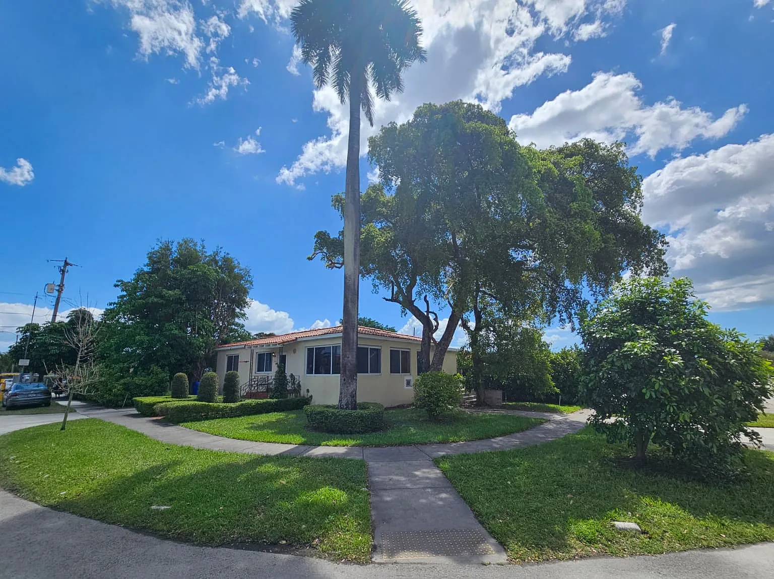 3 bed, 1000 sqft, $3,200 — Photo 2