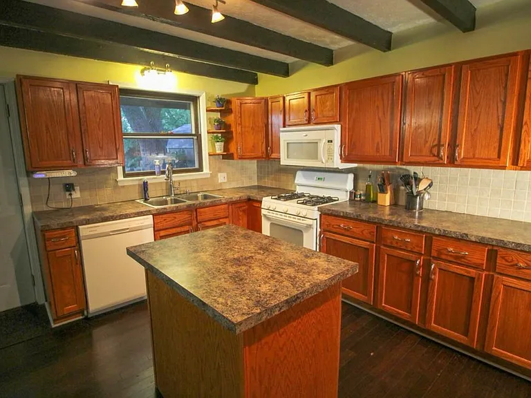 421 E Broadway St — Photo 12