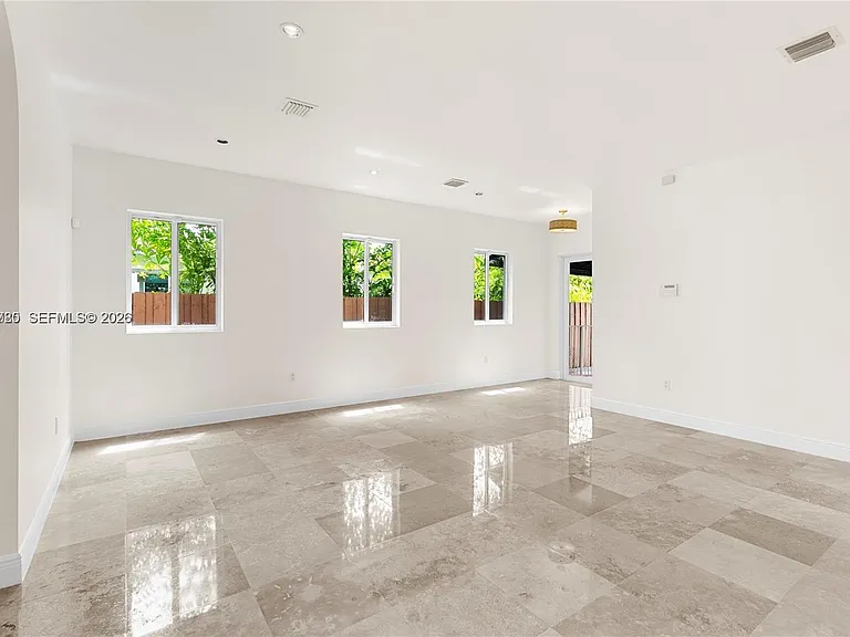4023 SW 10th St — Photo 4