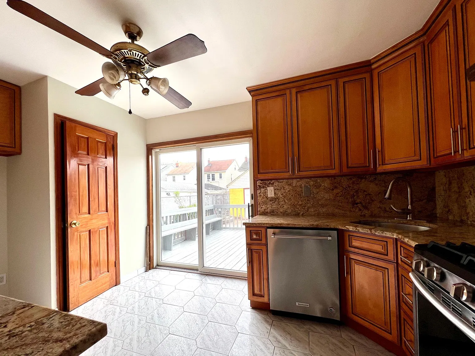 4 bed, 2.5 bath, 1296 sqft, $3,995 — Photo 4