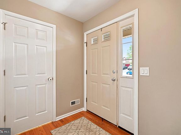 3rd image of 461 Berkshire Dr