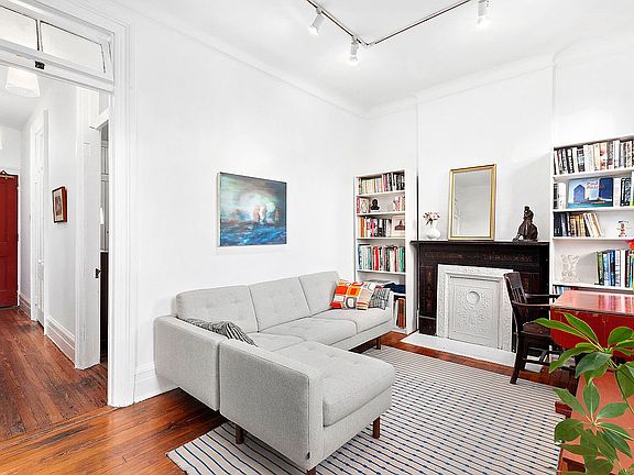 3rd image of 223 W 21st St APT 4K