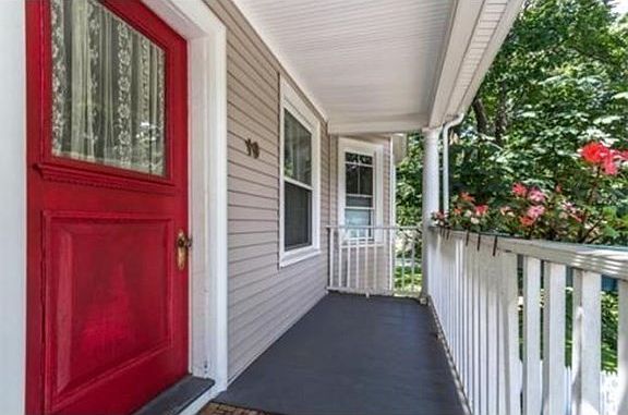 1st image of 19 Eliot Cres #3
