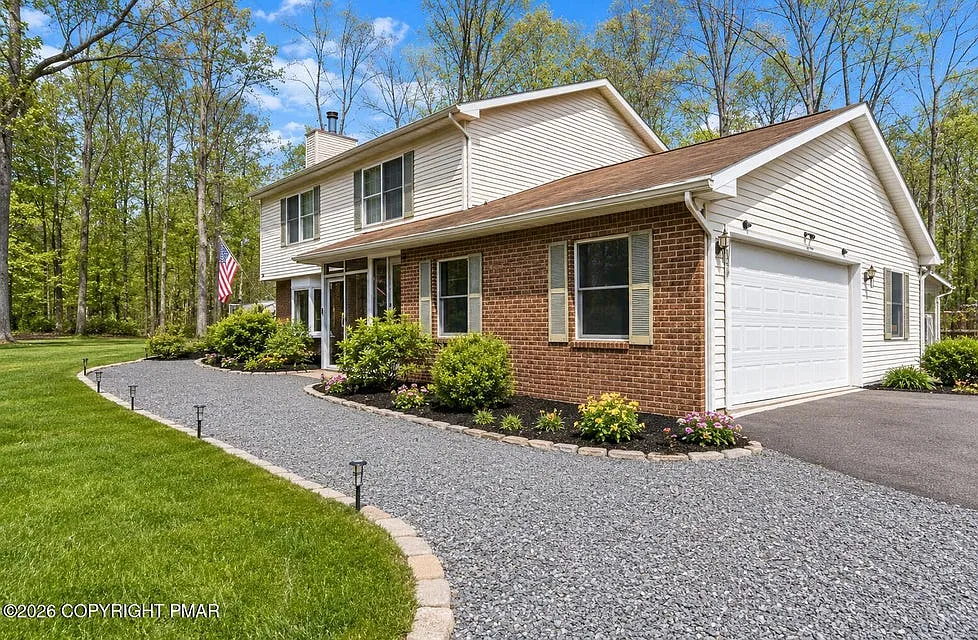 4 bed, 2592 sqft, $2,600 — Photo 2