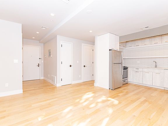 3rd image of 198 Clifton Pl APT 3R