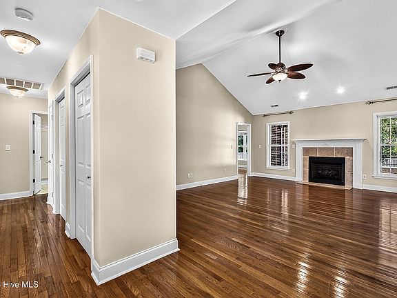 5th image of 519 Carriage Lane