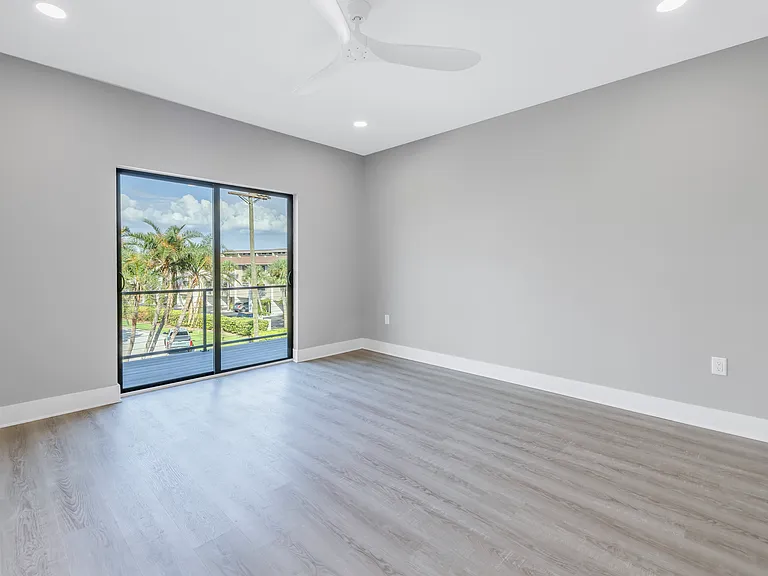 12404 Capri Cir N — Photo 10