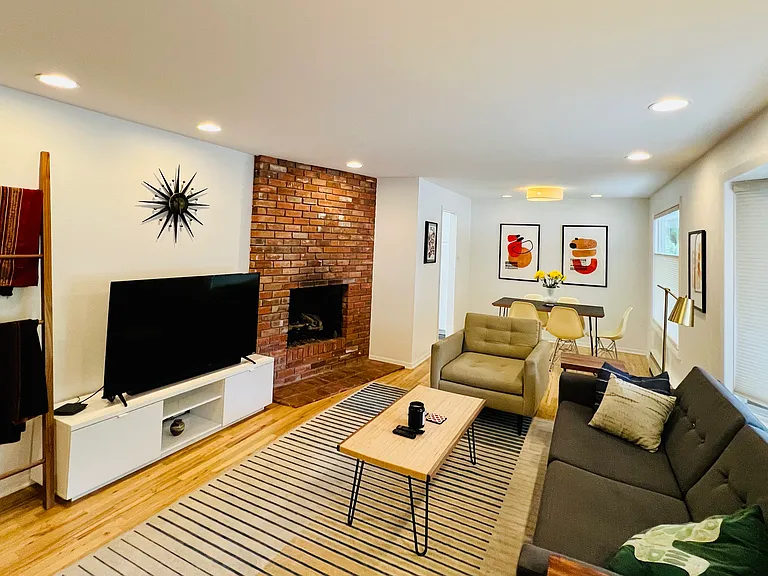 2530 Hawthorn Ave — Photo 3