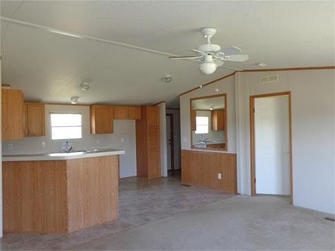 Kitchen & Breakfast Area
