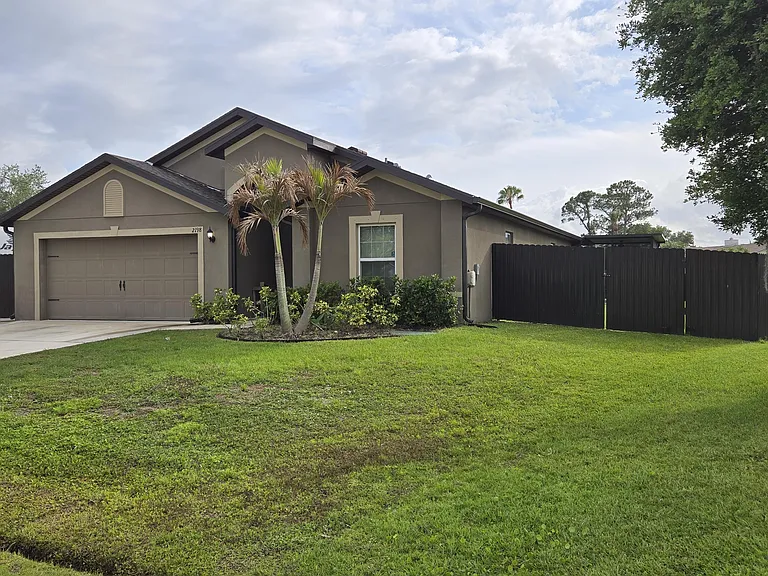 2198 SW Algiers St — Photo 3