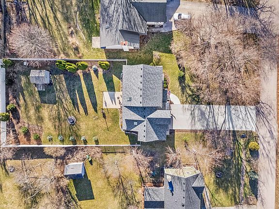 2nd image of 776 Debbie Ln