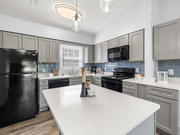 Riverview Apartments — Photo 3