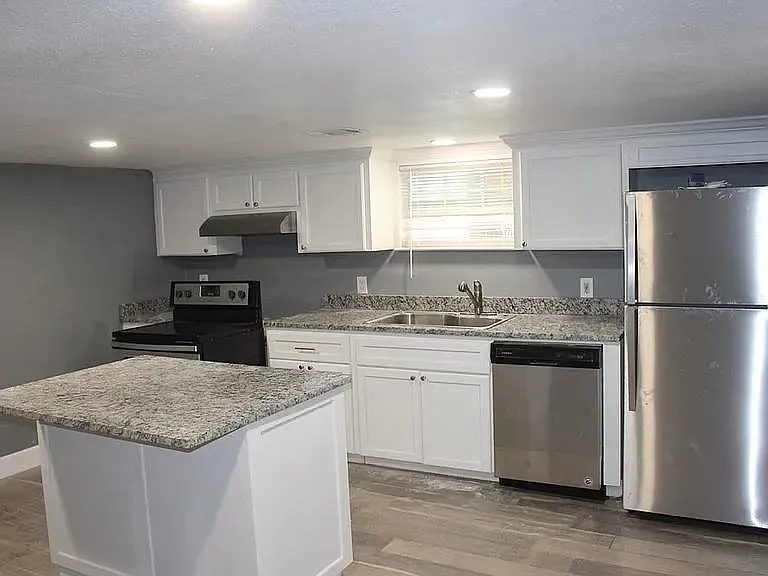 216 Bowie St - Unit 1 — Photo 3