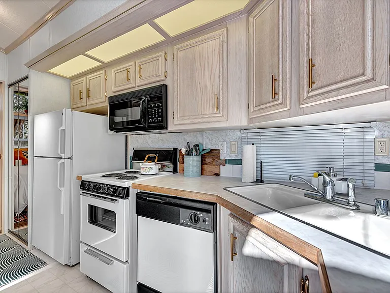 14023 Canal St — Photo 11