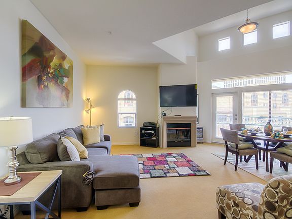 Spacious living room with high ceilings 9'