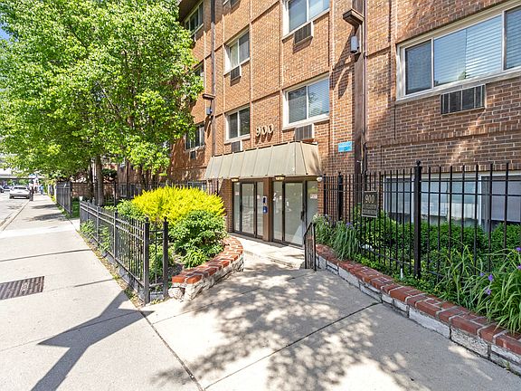 2nd image of 900 W Fullerton Ave APT 2A