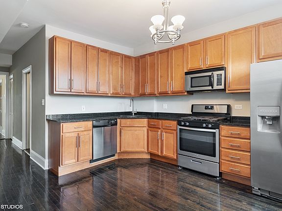 3rd image of 1429 N Artesian Ave #3