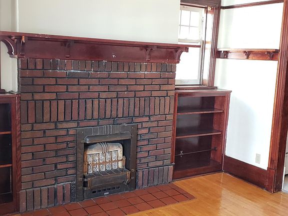 Charming living room, built-in bookshelves