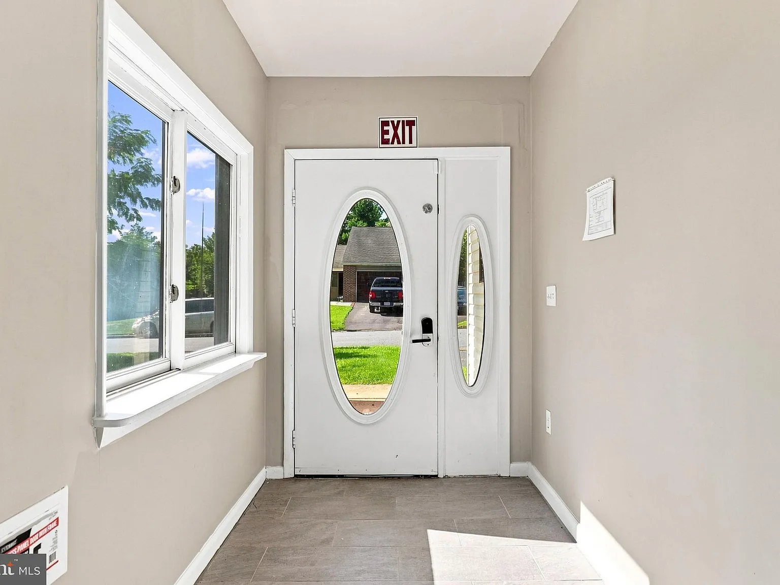 5 bed, 3.0 bath, 2364 sqft, $5,000 — Photo 3