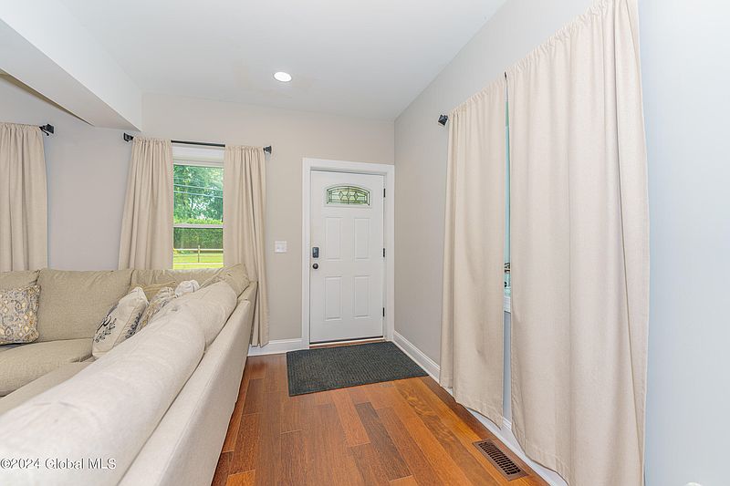 5th image of 87 Lincoln Avenue