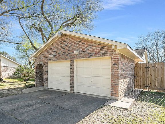 3rd image of 15806 La Avenida Dr