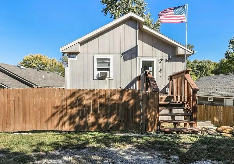504 Blue Ridge Blvd #B — Photo 2