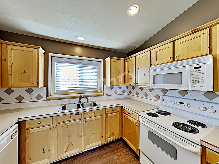 2216 S 2685 W — Photo 3