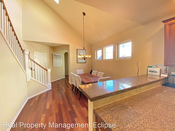 5th image of 2534 Larchmount Dr NE