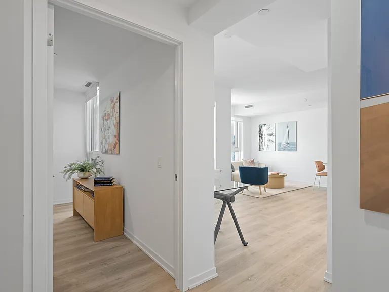 101 Roehampton Ave — Photo 109