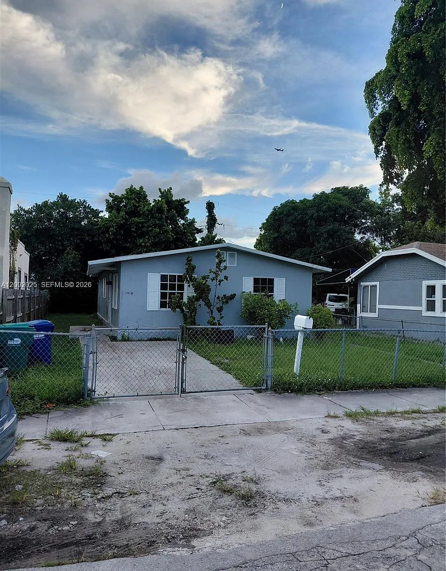 17 Ave Manor — Photo 3