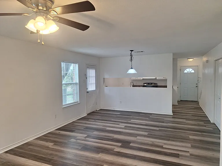 2621 Lee Ave — Photo 4
